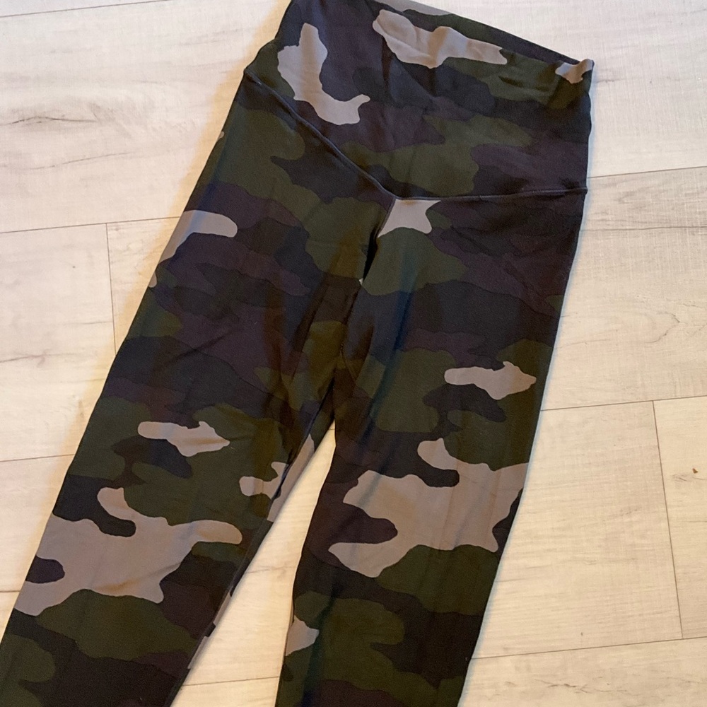 OFFLINE by Aerie Camo High Waisted Legging Size Small - Picture 3 of 5